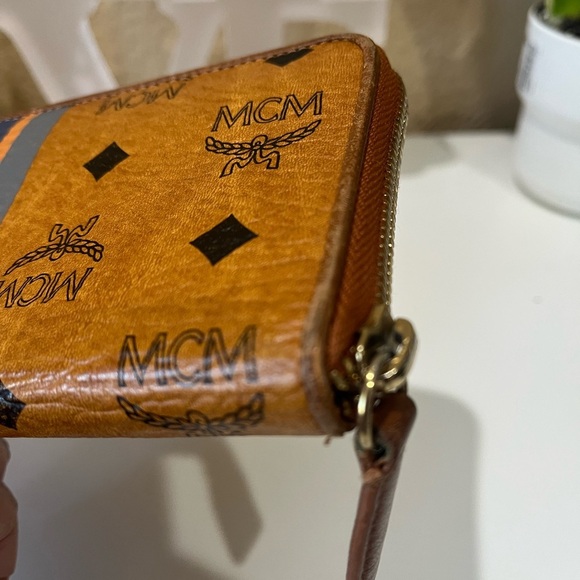 MCM COGNAC ZIPPERED WALLET - Picture 9 of 16